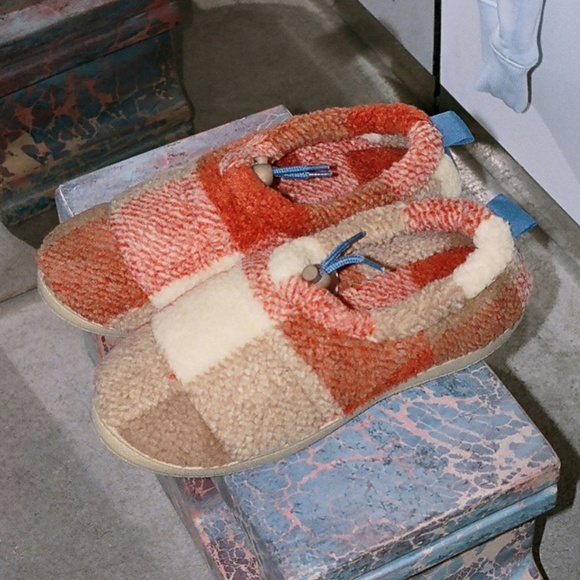 Urban Outfitters Other - Urban Outfitters Hardsole Sherpa Slippers